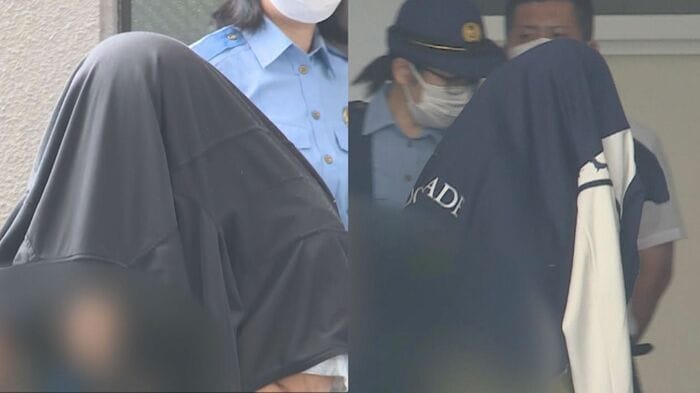 送検される松野新太被告(左)と妻のみき子被告(右)