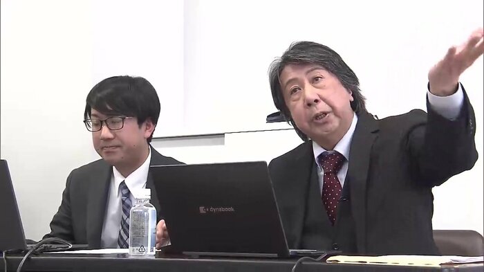 福島町役場でデータを示し説明する古川季宏社長