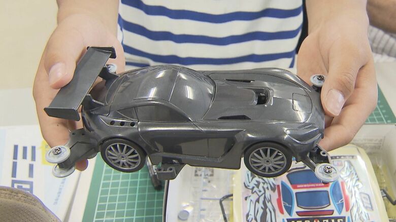 夏休み人気の教室　子どもたちが「ミニ四駆」の組み立て体験　自動車整備を学ぶ学生たちがサポート　40分で完成！全長135ｍの巨大サーキットで疾走｜FNNプライムオンライン