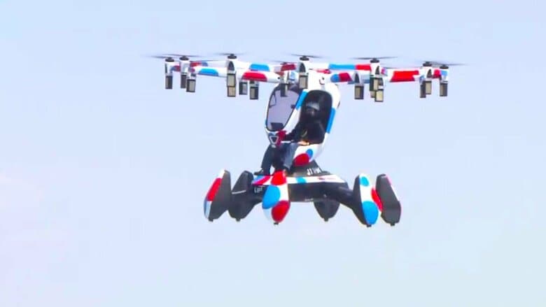 「空飛ぶクルマ」万博開幕後初！来場客の目の前でフライト　開幕初日は悪天候で見送り　2日目にデモフライト実施｜FNNプライムオンライン