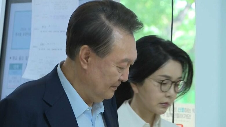 韓国・尹錫悦前大統領夫妻が大統領選の投票行う　公邸退去から53日ぶりに登場　質問には応じず｜FNNプライムオンライン