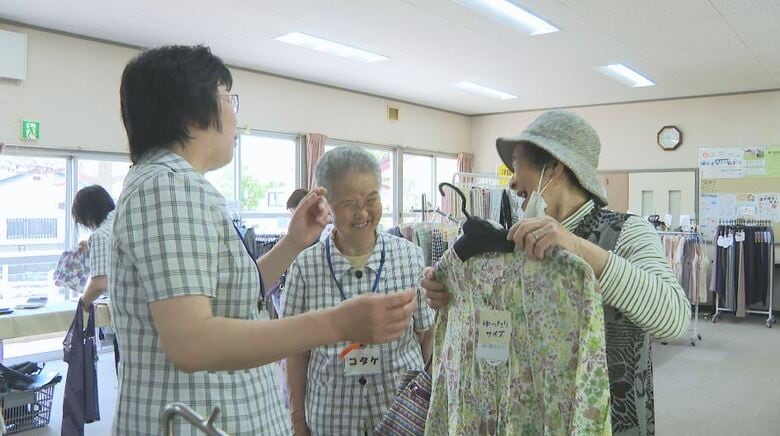 「押し売りはしない」86歳ベテラン店員も接客　創業72年の衣料品店がシニアに人気　「選ぶのが楽しい」ブラウス、Tシャツ、帽子など約3000点を“出張販売”「他の店にできない隙間を縫うようなサービスを」｜FNNプライムオンライン