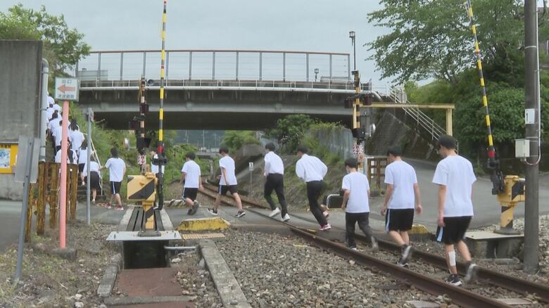 海沿い多いJR紀勢線で…巨大地震による津波を想定し 走行中の列車からの避難訓練 地元の高校生も参加｜FNNプライムオンライン