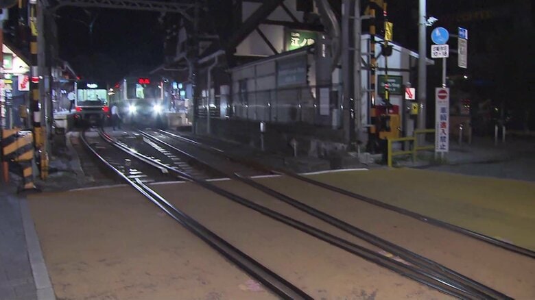遮断機下りた踏切に立ち入り…香港から旅行の2歳児が「江ノ電」と接触しけが　母親と待つも家族いた反対側へ走り出したか　神奈川・藤沢市｜FNNプライムオンライン