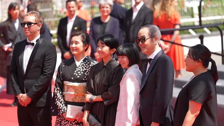 カンヌ国際映画祭で早川千絵監督「ルノワール」上映　主演の鈴木唯さん、石田ひかりさん、リリー・フランキーさんらレッドカーペットに登場｜FNNプライムオンライン