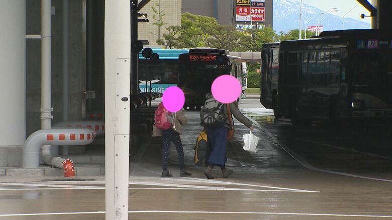 “横断禁止”も不便の声…新潟駅新バスターミナルで“バス専用道路”の横断者が続出 利用者に戸惑いも｜FNNプライムオンライン