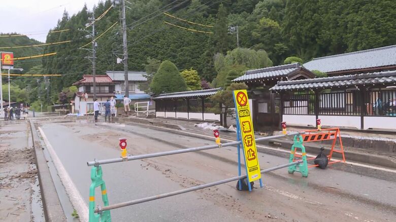 土砂が家の庭まで流れ込む…24日未明にかけて激しく雨が降った岐阜県内 一夜明け住民が片付け作業に追われる｜FNNプライムオンライン