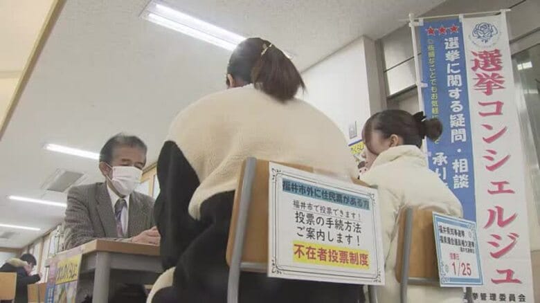 選挙の“プロ”から「いろんな選択肢を知れた」　大学構内に「選挙コンシェルジュ」　若い世代に“選挙に関心を”と福井市が設置｜FNNプライムオンライン