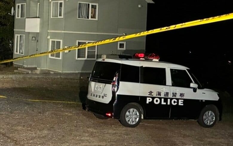 「家族と連絡が取れない」警察が住宅を訪ねると室内から男性の遺体…腐敗進み年齢など不明…世帯主の男性は施設に入居か…見つかった遺体は誰？身元の確認急ぐと共に事件の可能性も視野に捜査＜北海道小樽市＞｜FNNプライムオンライン