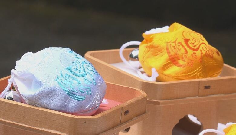 「馬のようにがんばっていただければ」　諏訪大社が初詣で頒布する限定のお守りは「願馬守」　　基本デザインは地元の高校生｜FNNプライムオンライン