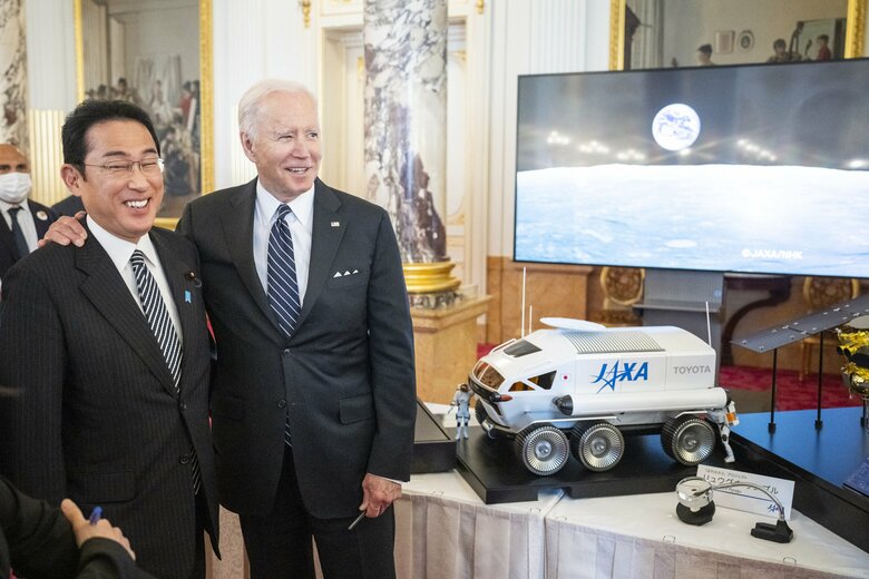 迎賓館で日米宇宙協力に関する展示を視察(5月23日撮影)