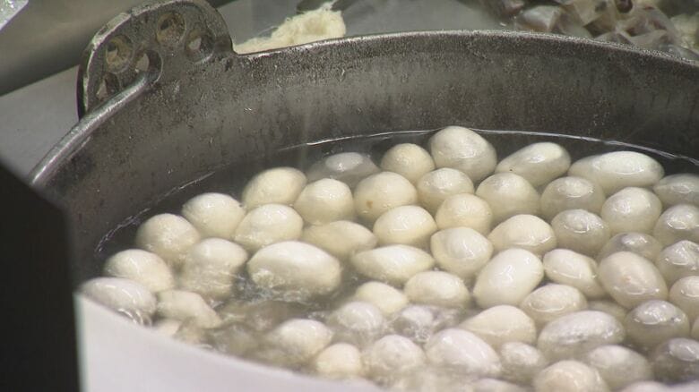 玉繭を煮込む工程