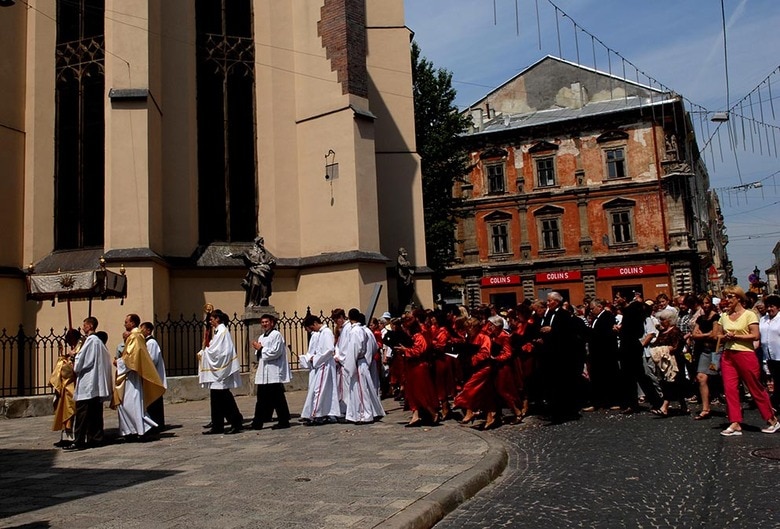 2000年に撮影したウクライナ西部の都市リビウのお祭り。こうした景色が一刻も早く戻ってきてほしい