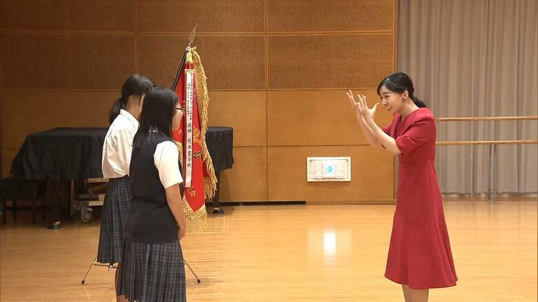 演劇・コント・ポエム等部門で優勝した埼玉・大宮ろう学園の生徒と懇談