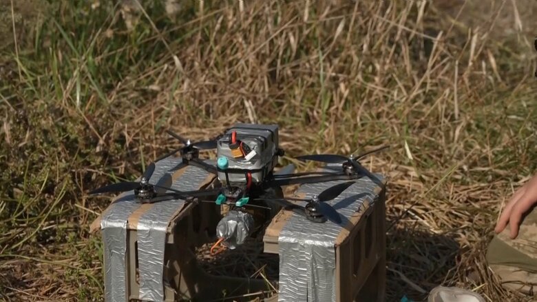 爆発物を吊り下げたウクライナ軍のクアッドコプター型ドローン