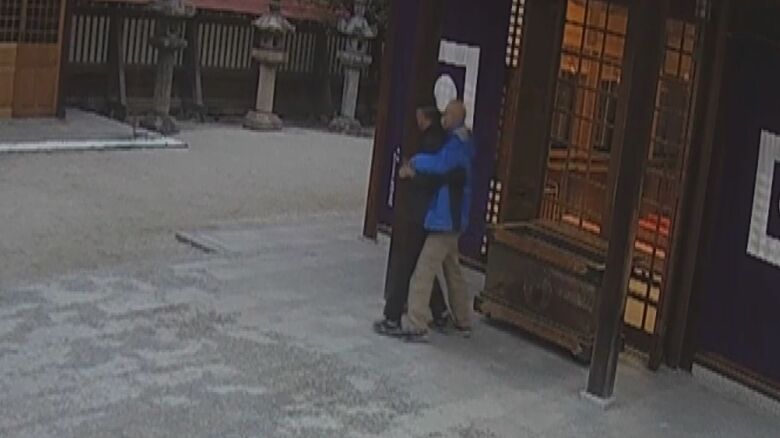 賽銭泥棒を捕まえた直後