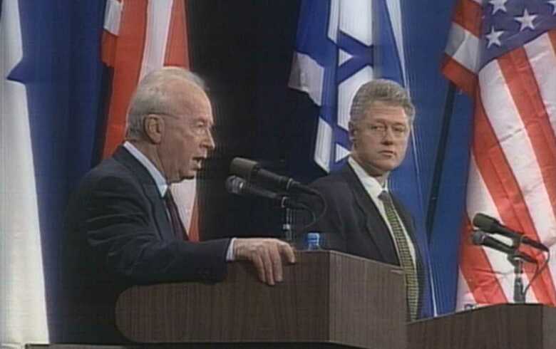 イスラエルのラビン首相と共同会見に臨むアメリカのクリントン大統領（当時）1994年10月28日