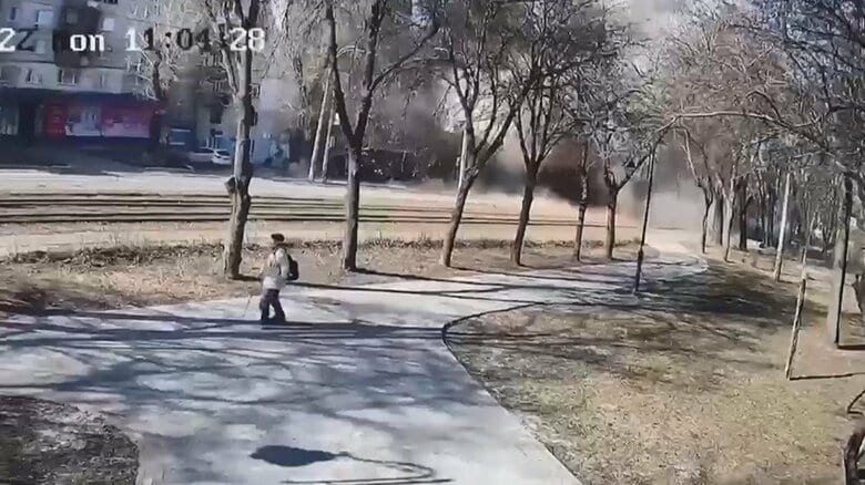 14日　ウクライナ首都キエフで集合住宅が砲撃される瞬間
