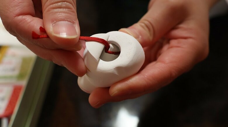 巳くじは下からおみくじの紙を取り出す