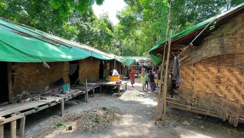 男性の暮らす集落　建設現場から小川を挟んだ場所にある