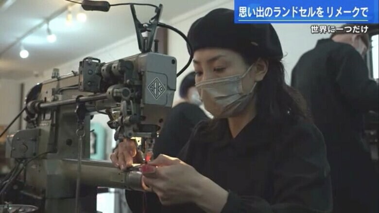カットしたランドセルをミシンで縫い合わせる松崎店長