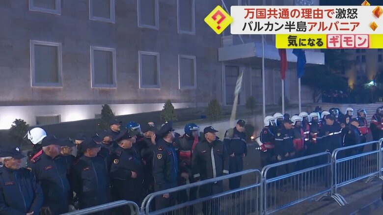 政府庁舎に投げ入れられたプラカードが爆発する瞬間(2)
