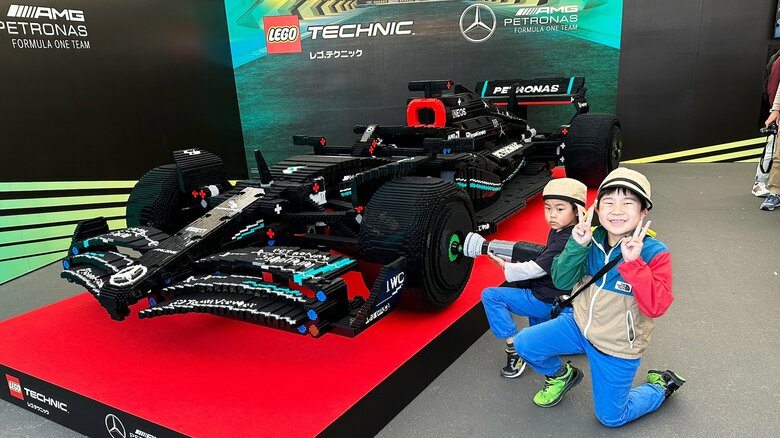 “Mercedes-AMG Petronas F1 W14 E Performance”実物大モデルと記念撮影する子どもたち