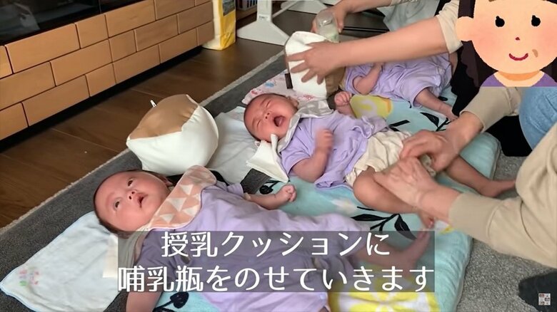哺乳瓶をクッションの上に置いていく