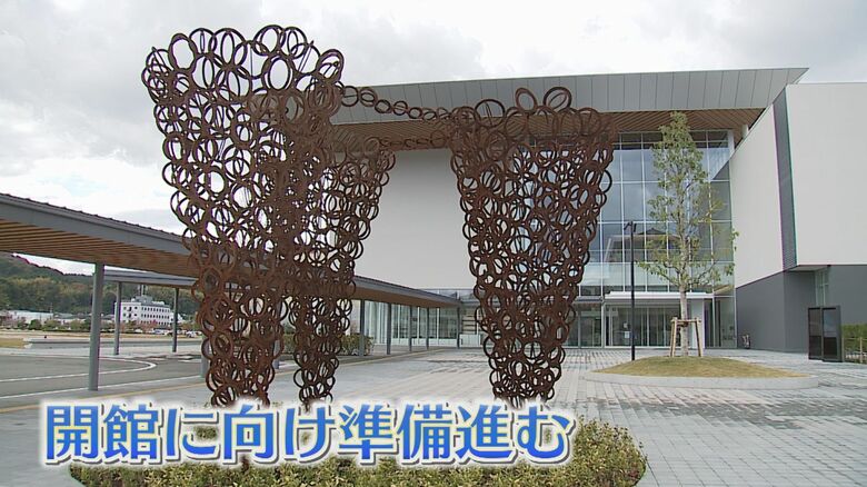 2024年春に完成した建物　オブジェが迎える
