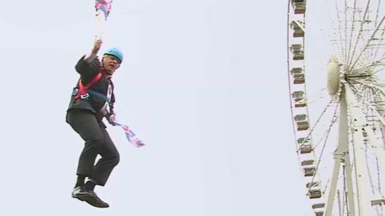 宙吊りになるパフォーマンスを楽しむジョンソン氏