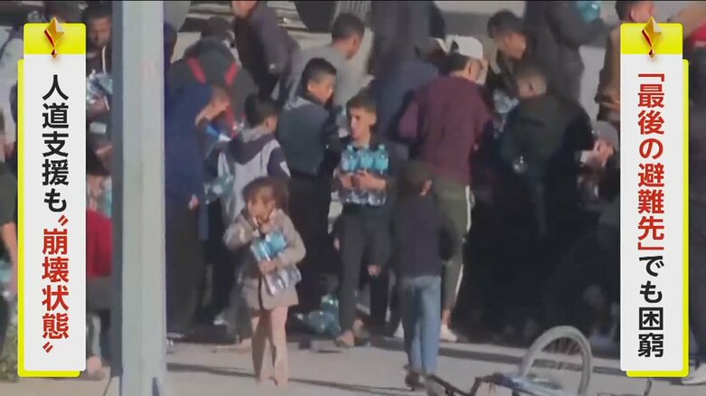 トラックが運んできたペットボトルを両手いっぱいに抱える子どもたち