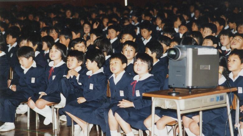 やなせさんの講演を聞く児童たち