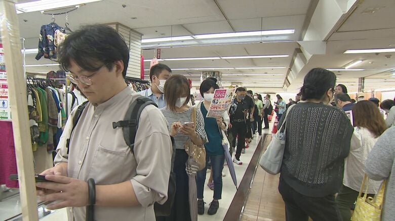 『ロピア・マルダイ新潟店』オープンを待つ人の列
