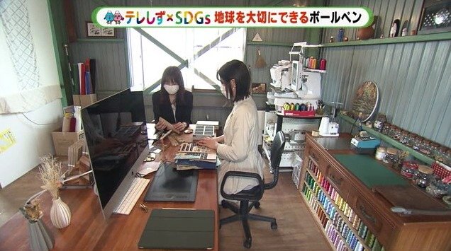 打合せをする長岡社長と刺しゅう作家のヒナカさん