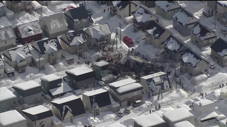 壁や木材などが飛び散っている