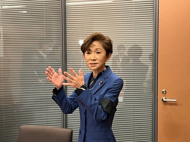 記者団の取材に応える鎌田さゆり議員（4月17日衆議院議員会館にて撮影）