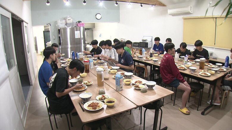 選手たちは寮生活を行い、苦楽を共にしてきた