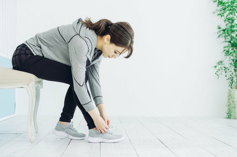 試着時はしっかりとかかとを合わせて（イメージ）