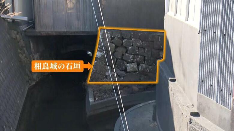 民家下の石垣　町のあちこちに相良城の痕跡が
