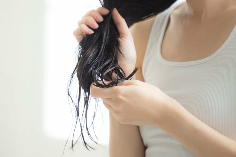 髪が傷んでいる人はドライヤーの前にアウトバストリートメントを（画像はイメージ）
