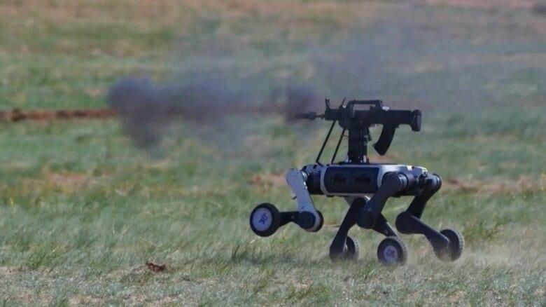 背中の95式小銃を射撃しながら走る中国軍四足歩行ロボット「機械狼」
