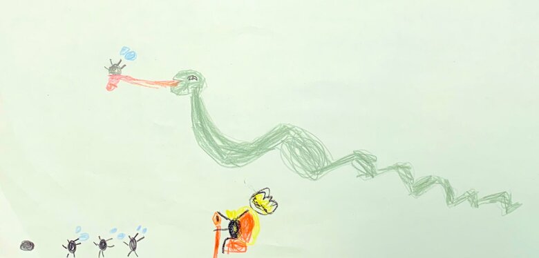 王様の前ですいかのたねむしがへびに捕まっている