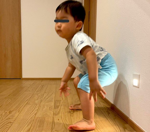 落書きをした2歳児（アーティスト）