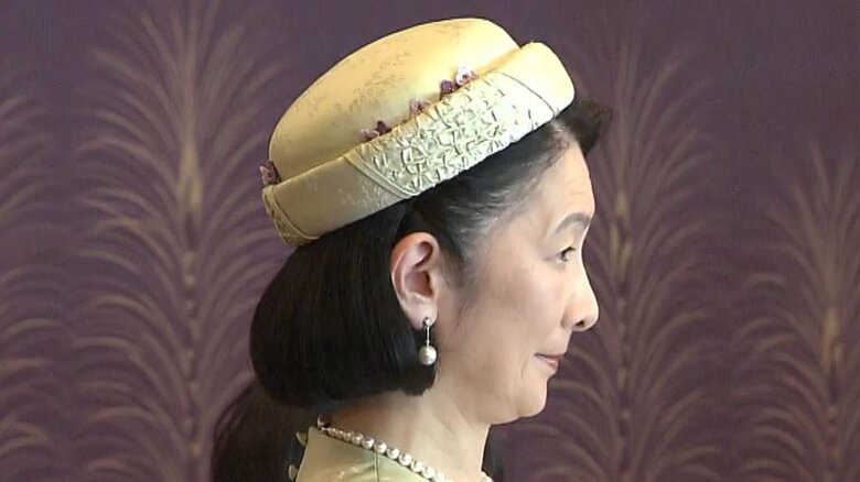 歌会始の儀当日、紀子さまの帽子の縁には紫色の「オヤ」の花があしらわれていた