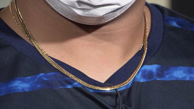 山﨑は母・ベリアさんのネックレスを身につけている