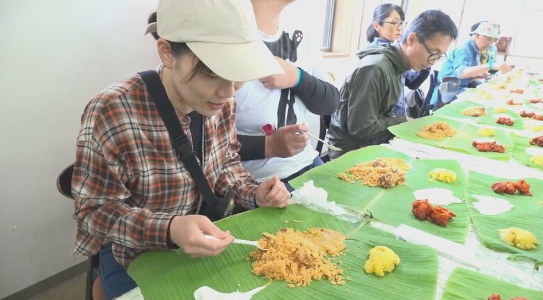 完成したビリヤニは、南インド流にバナナの葉の上に盛り付け
