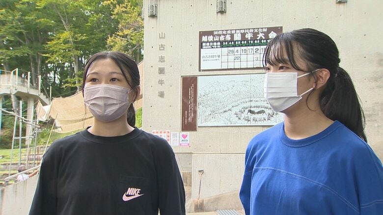 中越高校・写真部　阿部心乃さん（左）と栗林璃世さん（右）