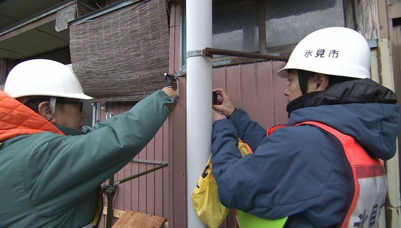 被害状況を確認する半澤さん（左）と洲崎さん（右）
