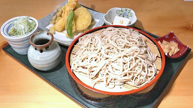 「水車家」の天ざるそば（1950円）