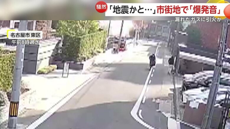 炎と煙が上がる住宅街